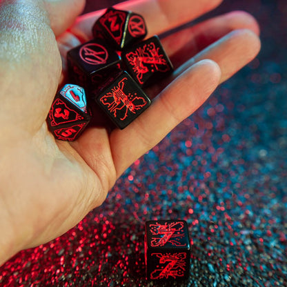 Set Dadi Essenziali Cyberpunk Red: Night City, 6 Pezzi, Neri e Rossi
