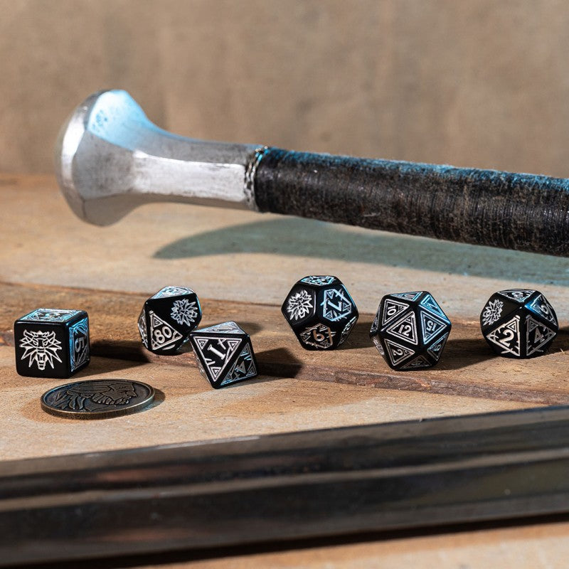 Set Dadi Witcher Geralt Spada d'Argento, Poliedrici Neri Incisi, Edizione Q Workshop