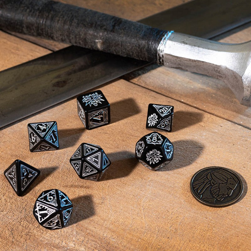Set Dadi Witcher Geralt Spada d'Argento, Poliedrici Neri Incisi, Edizione Q Workshop
