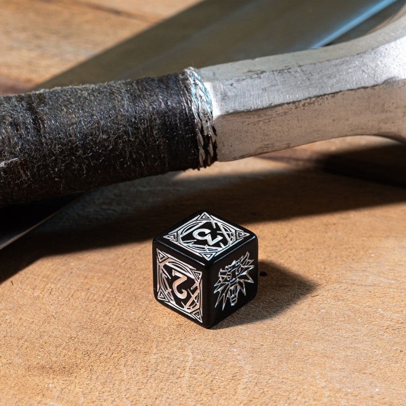Set Dadi Witcher Geralt Spada d'Argento, Poliedrici Neri Incisi, Edizione Q Workshop